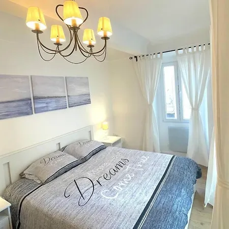 Charming 2 Beds In Old Port 아파트 *