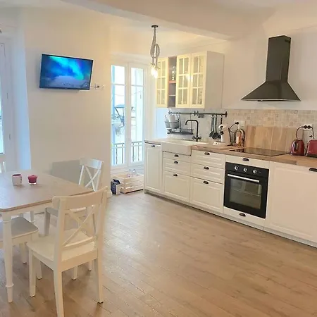 Charming 2 Beds In Old Port 발로리스